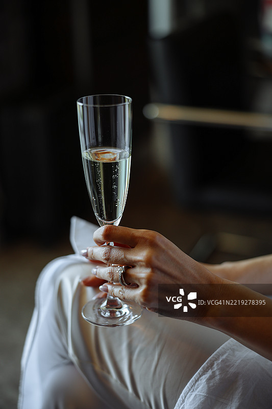 新娘手中的香槟杯图片素材