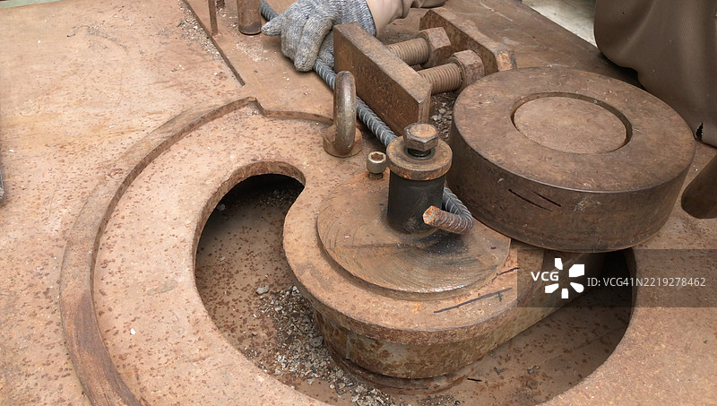 工人在弯曲建筑用的钢筋设备图片素材