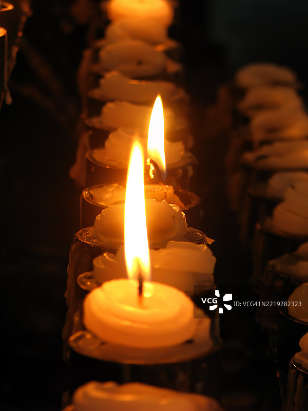 祈祷蜡烛是小型圆柱形蜡烛，通常用于宗教场合。图片素材