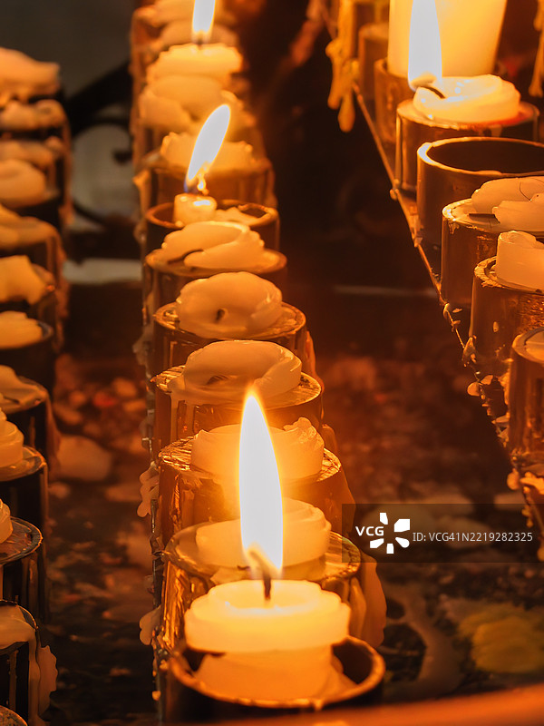祈祷蜡烛是小型圆柱形蜡烛，通常用于宗教场合。图片素材