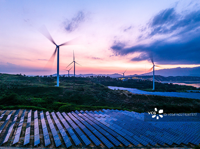 太阳能和风能发电站图片素材