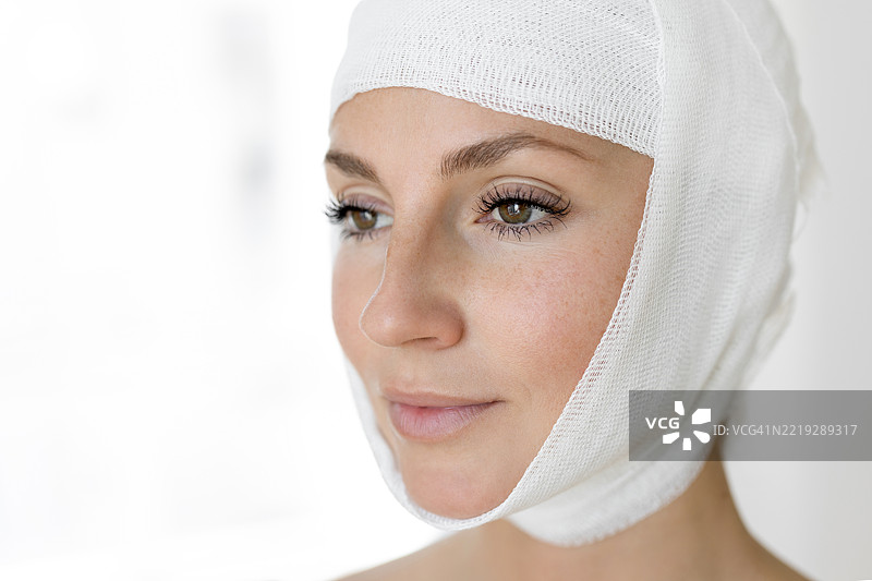 被医用绷带包裹的女性图片素材