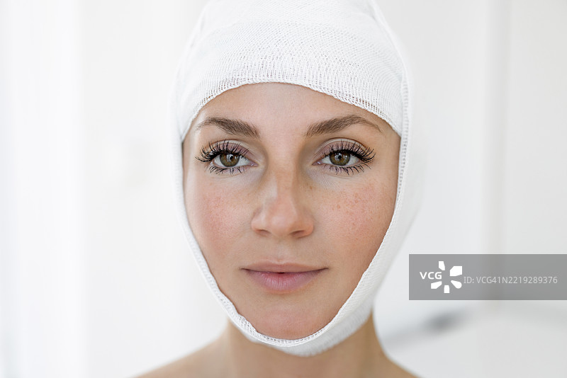 被医用绷带包裹的迷人女性图片素材