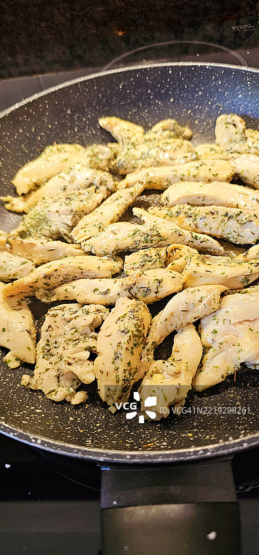 鸡胸肉在煎炸图片素材