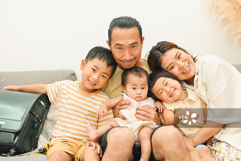 幸福的亚洲家庭在家中的肖像图片素材