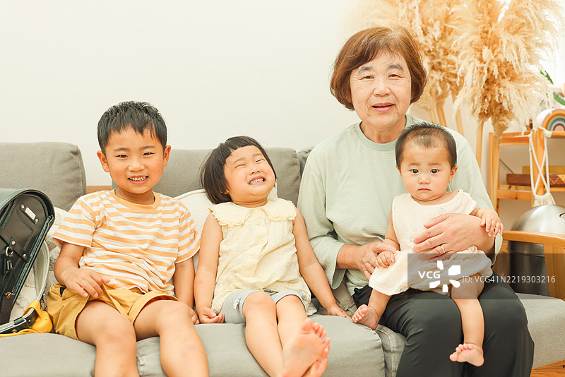 快乐的祖母与孙子孙女们围绕在一起的肖像图片素材