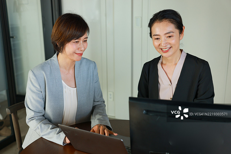 亚洲女性代理在办公室与客户交谈图片素材