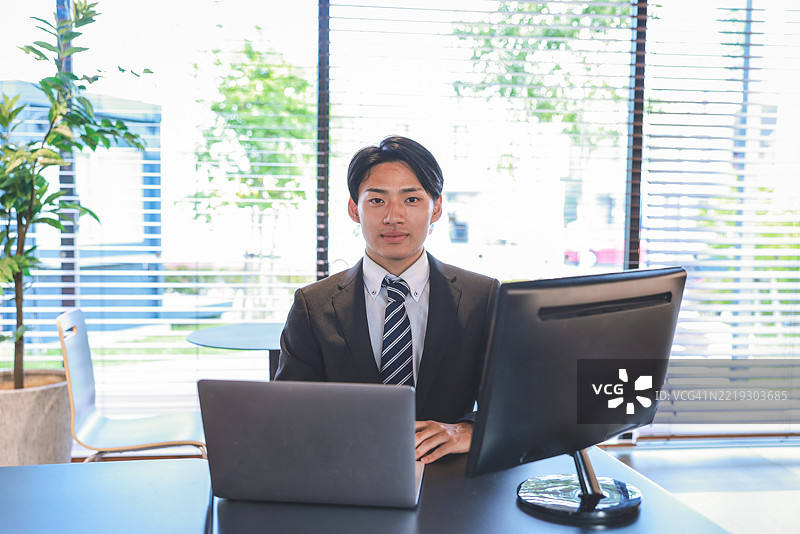 年轻亚洲商人在办公室的肖像图片素材