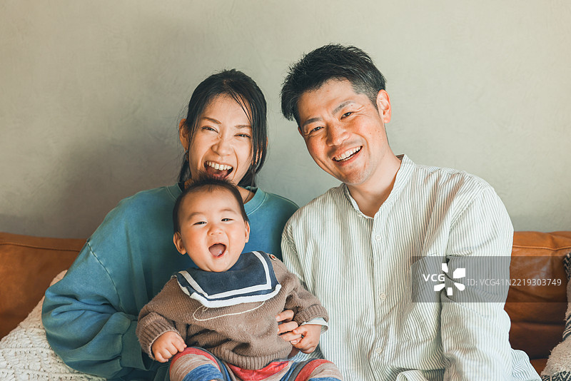 幸福的亚洲家庭在家中的肖像图片素材