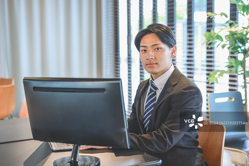 年轻亚洲商人在办公室的肖像图片素材