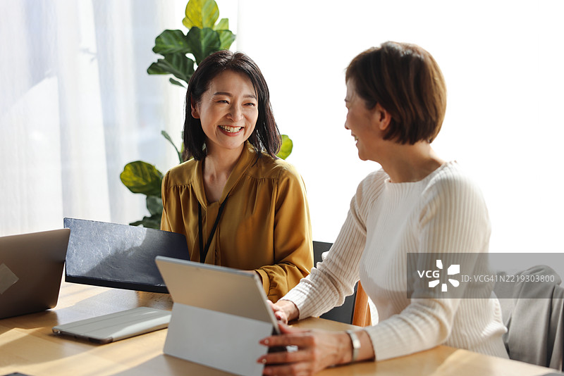 中年和老年女性使用笔记本电脑图片素材