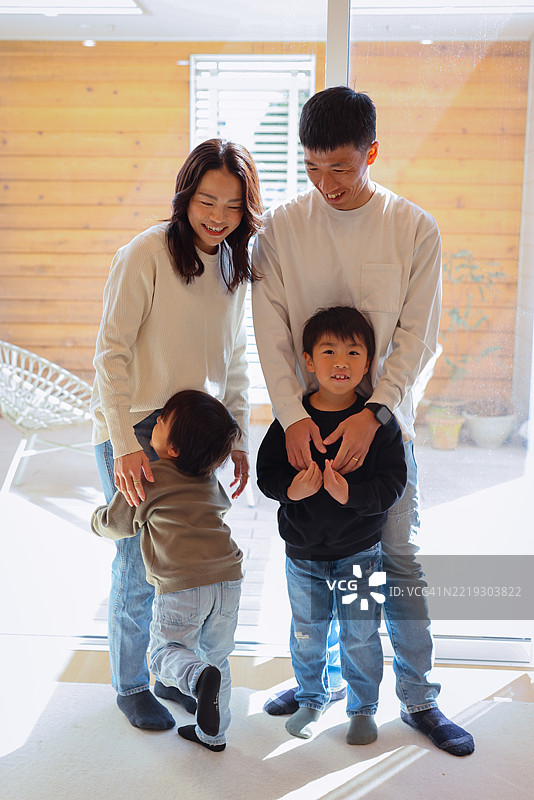 幸福的亚洲家庭在家中的肖像图片素材