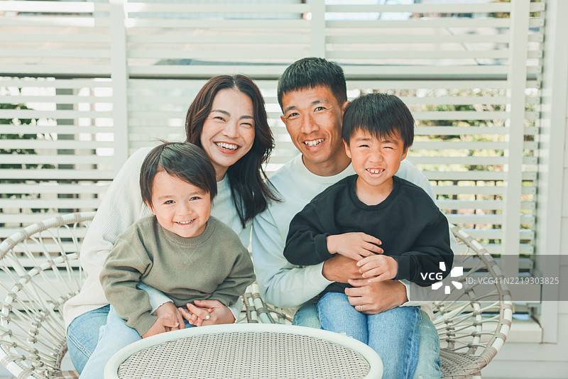 幸福的亚洲家庭在家中的肖像图片素材