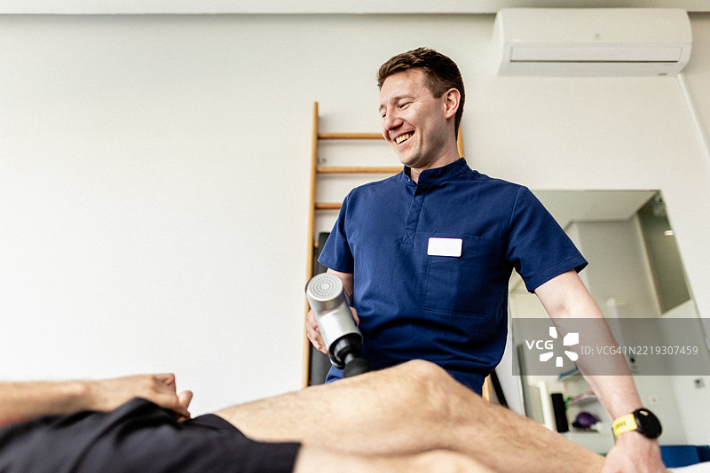 物理治疗师在康复过程中使用按摩工具图片素材