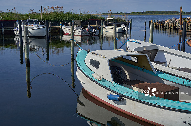 丹麦岛屿厄尔厄（Aerö）斯特兰德比恩港口的五彩斑斓的船只图片素材