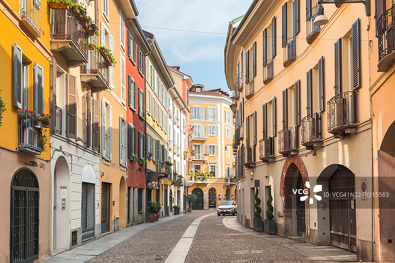 米兰布雷拉区色彩斑斓的迷人鹅卵石街道图片素材