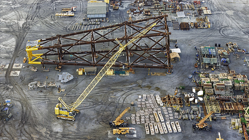 大型石油钻井平台正在进行维修的鸟瞰图。图片素材