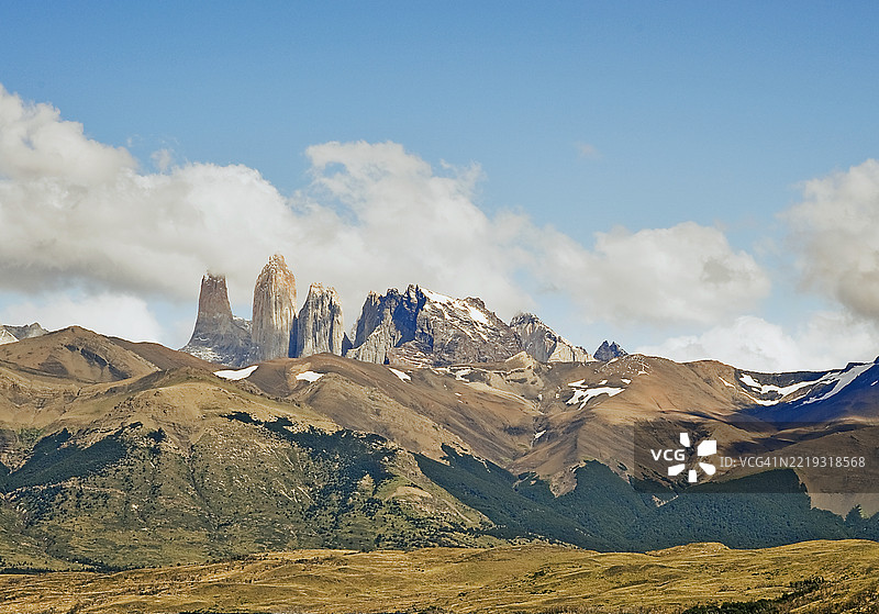 远处壮丽的托雷斯德尔潘恩山景。图片素材