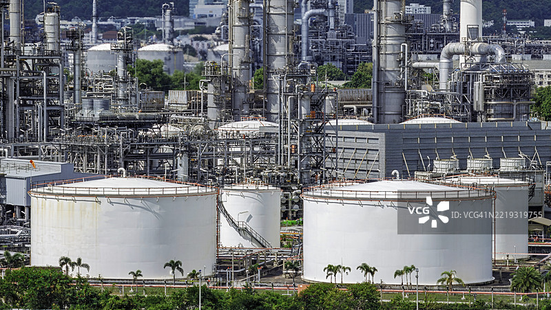 石油炼油厂和油罐的鸟瞰图。图片素材