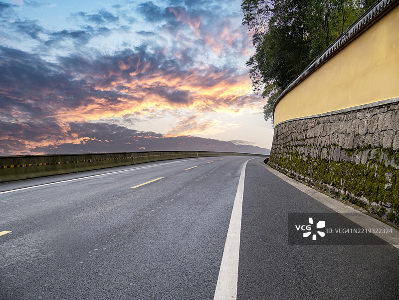 寺墙路蜿蜒入彩绘天空图片素材