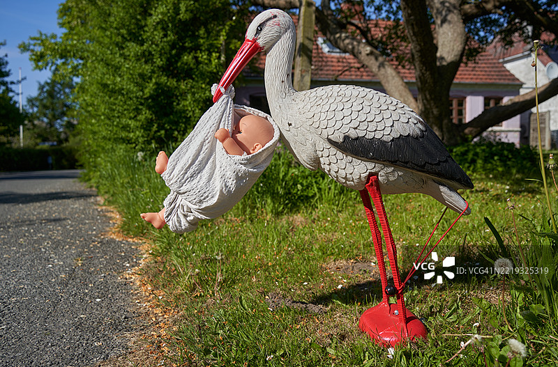 鹳鸟送婴儿的隐喻图片素材