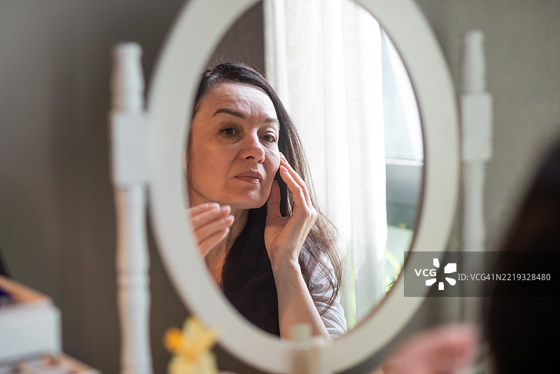 老年女性与家庭护肤图片素材
