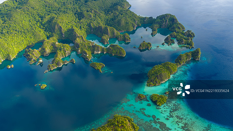 印度尼西亚拉贾安帕特皮亚伊尼莫岛屿和珊瑚礁的航拍图图片素材