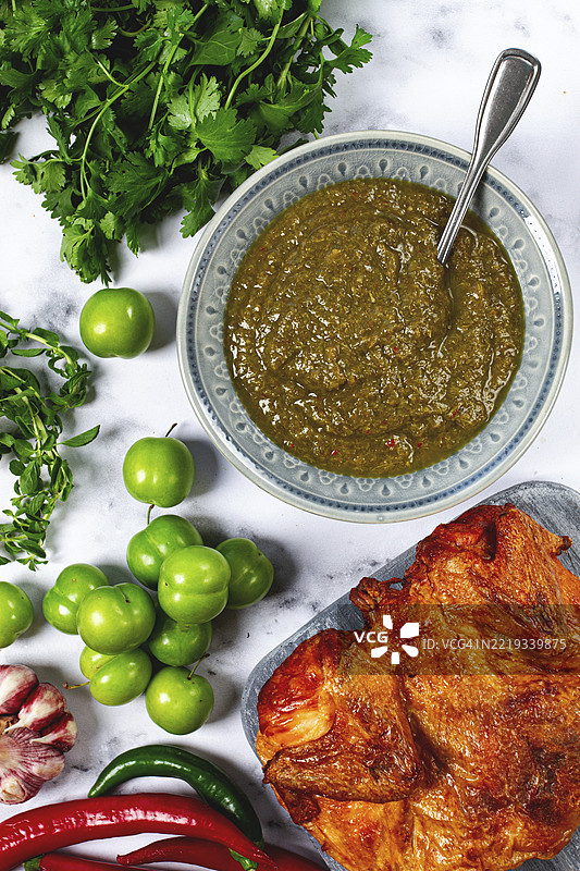 用青樱桃李制作的特克马利酱，桌上摆放着食材，烟熏鸡，俯视图，格鲁吉亚菜肴，无人。图片素材