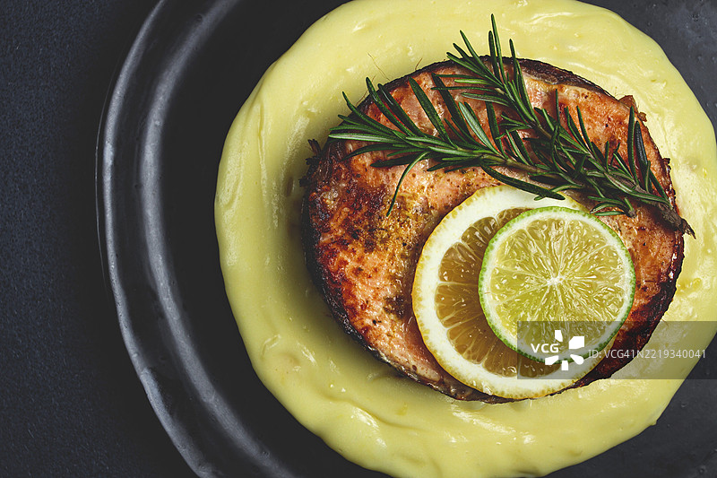 鲑鱼排，煎炸，土豆泥，俯视图，迷迭香，柠檬和青柠，自制，一份，无人。图片素材