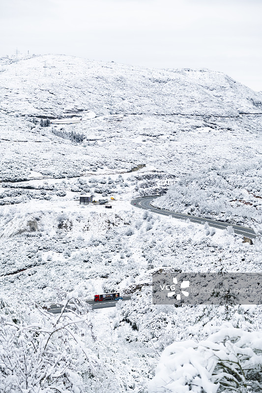 雪覆盖的山脉全景图图片素材