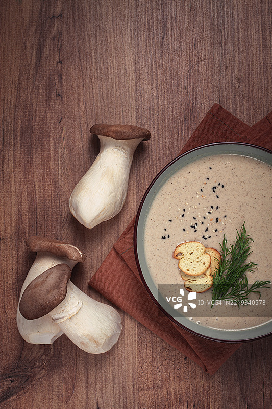 蘑菇奶油汤，配以莳萝和意式面包，杏鲍菇图片素材