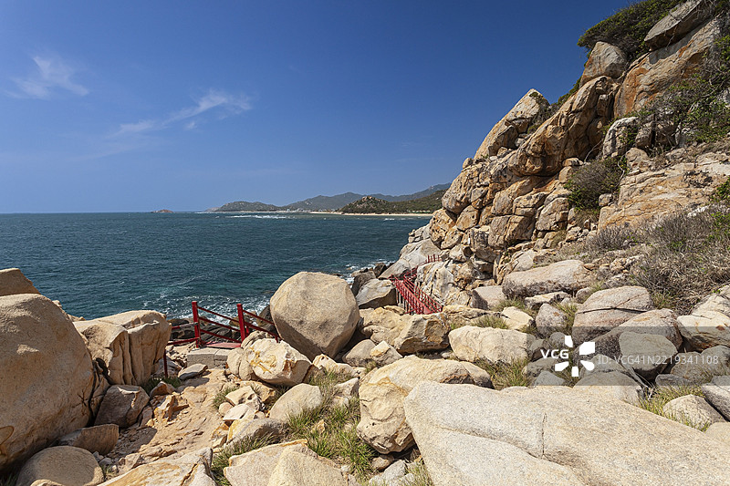 越南宁顺省维兴的努伊楚国家公园的岩石海岸图片素材