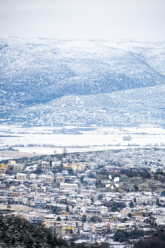 从山顶俯瞰的雪覆盖村庄图片素材
