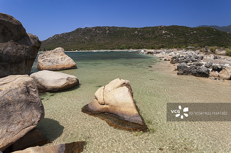 越南宁顺省维兴的努伊楚国家公园的岩石海岸图片素材