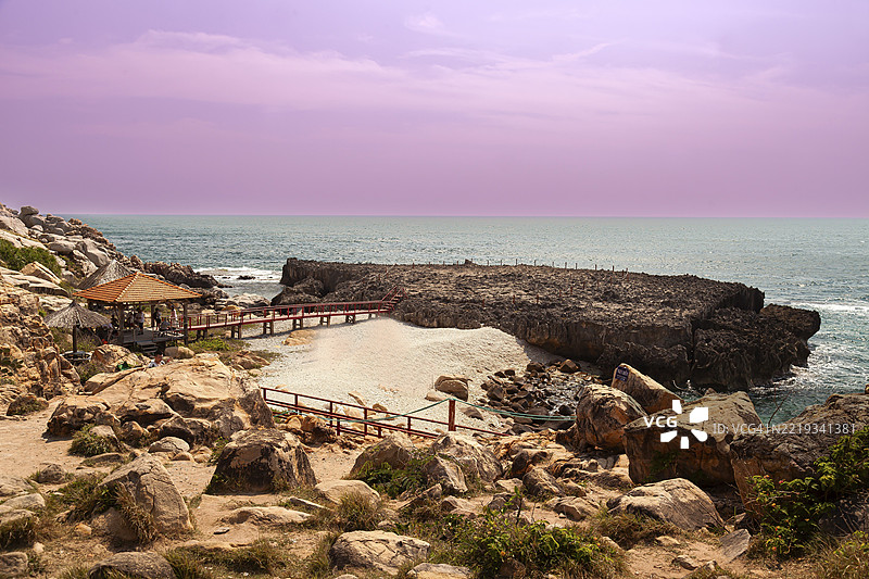 越南宁顺省维兴的努伊楚国家公园的岩石海岸图片素材