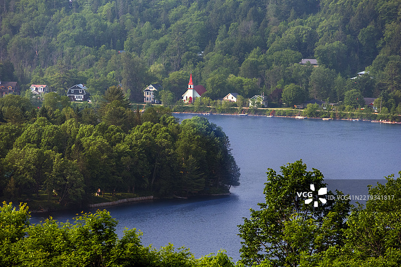 俯瞰魁北克的韦克菲尔德和加蒂诺河的山丘图片素材