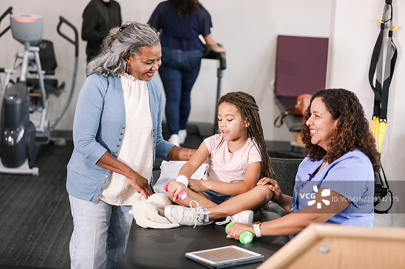 团体治疗会议：多元化女性与儿童共同合作图片素材