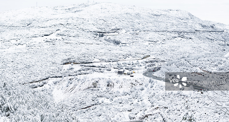 雪覆盖的山脉全景图图片素材
