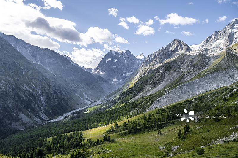 如画的山脉风景，山谷与蒙特·科隆峰，阿罗拉，瓦莱州，西阿尔卑斯，瑞士，欧洲图片素材