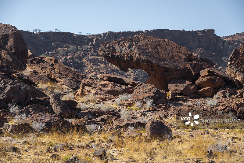 荒凉的景观，红色岩石，特维费尔丰廷的岩石雕刻，特维费尔丰廷，库内内，纳米比亚，非洲图片素材
