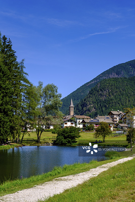 布鲁萨戈的布塞湖，皮涅谷，切姆布拉谷，特伦蒂诺，意大利，欧洲图片素材