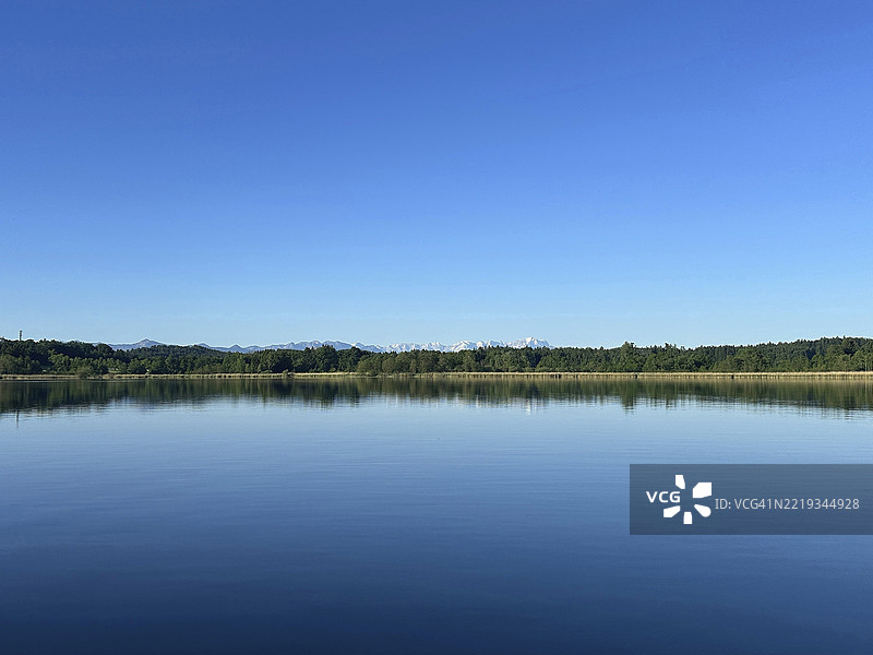 巴伐利亚德国欧洲的斯塔恩贝格湖林木岸，远眺楚格峰山脉图片素材