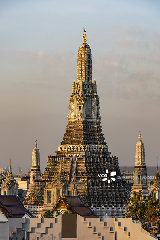 曼谷的阿伦寺日出，泰国佛教寺庙图片素材