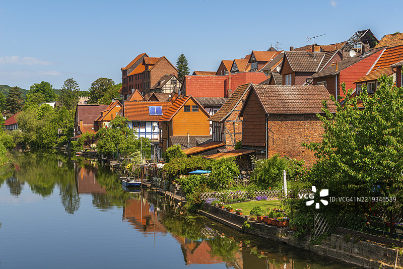 沿着韦拉河的老渔民定居点,巴德苏登,阿伦多夫,阿伦多夫区,费舍尔施塔特街,受保护的历史遗迹,半木结构房屋,水面倒影,树木,花园,运动艇,蓝天,韦拉-迈斯纳区,黑森州,德国,欧洲图片素材