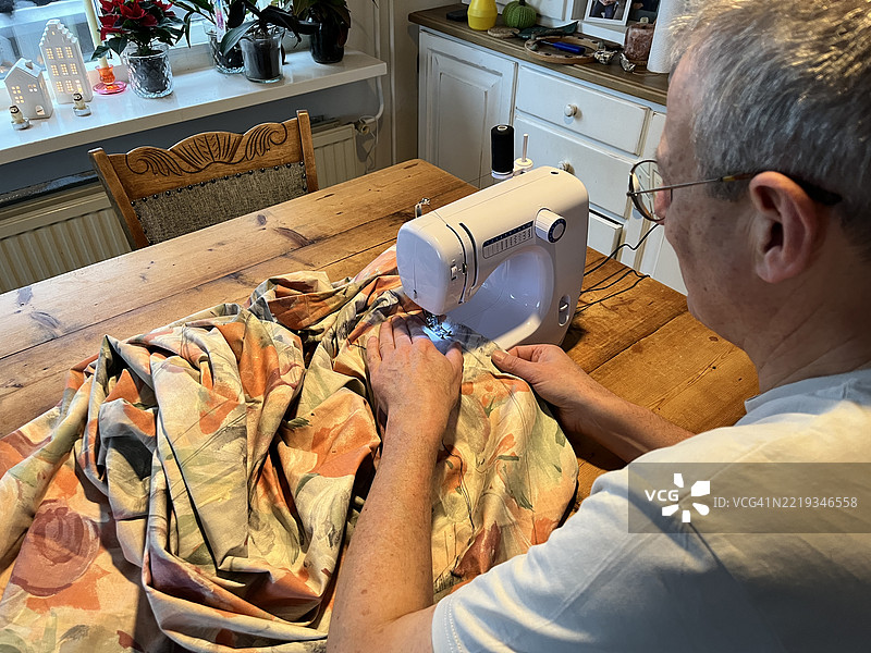 欧洲的拉丁美洲圣诞和新年传统 - 在荷兰为新年前夕缝制“旧年娃娃”图片素材