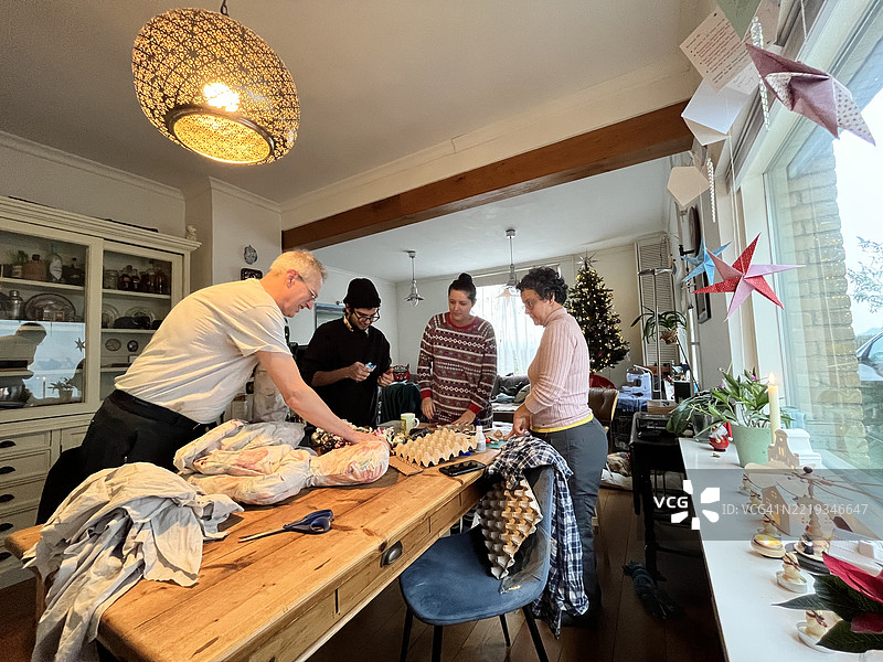 欧洲的拉丁美洲圣诞和新年传统 - 家庭在荷兰准备“旧年”人偶，庆祝圣诞节期间图片素材