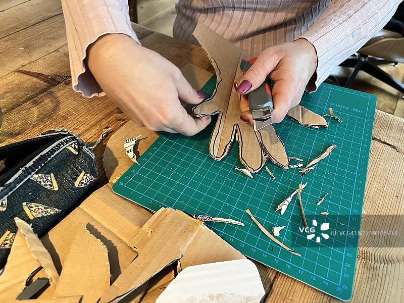 欧洲的拉丁美洲圣诞和新年传统 - 在荷兰阿姆斯特丹，一位女性正在制作新年旧人偶。图片素材