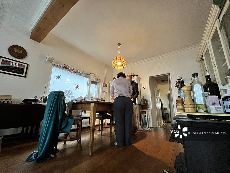 欧洲的拉丁美洲圣诞和新年传统 - 家庭在荷兰阿姆斯特丹准备“旧年”人偶，庆祝圣诞节。图片素材