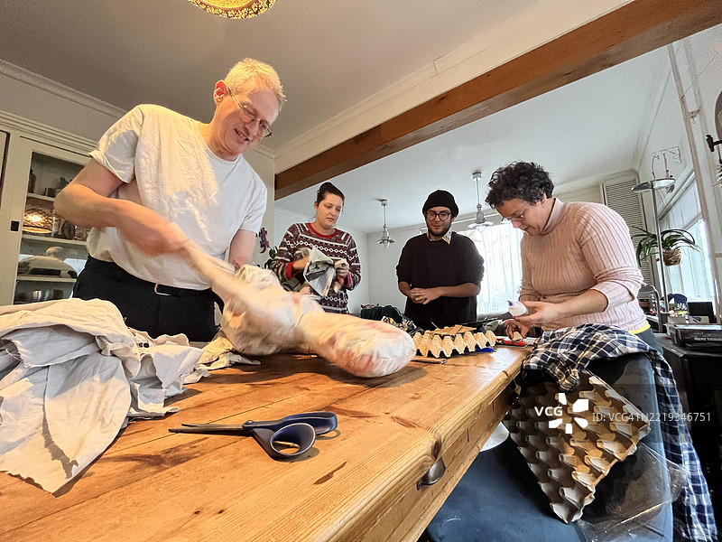 欧洲的拉丁美洲圣诞和新年传统 - 家庭在荷兰为新年前夕准备“旧年”人偶图片素材