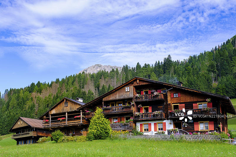 意大利朱利安弗留利卡尔尼克阿尔卑斯山萨波达克拉滕小村庄的老农舍图片素材